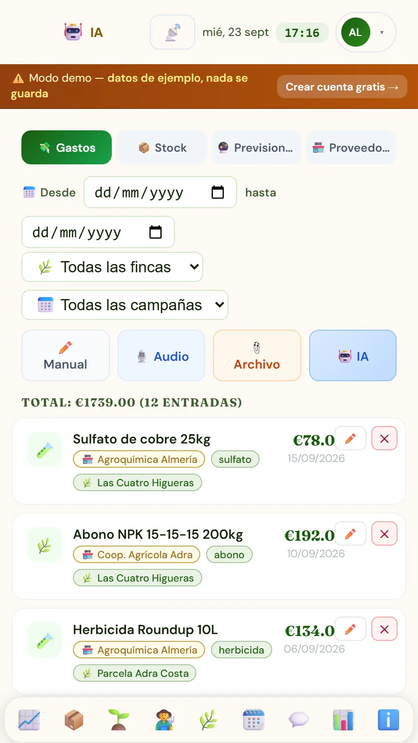 Pantalla de Gastos de Mi Campo en un móvil, con la demo: filtros por fecha, finca y campaña; botones para apuntar a mano, por voz, con un archivo o con la IA; y la lista de gastos con su proveedor y su finca